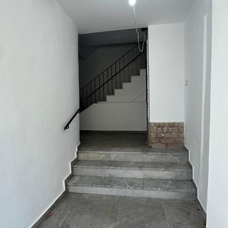 Host Apartament Elio Tirana Buitenkant foto