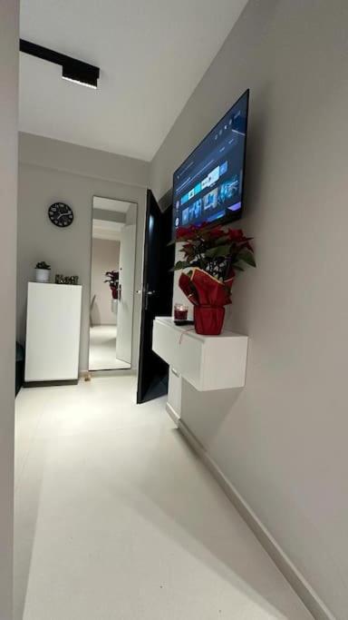 Host Apartament Elio Tirana Buitenkant foto
