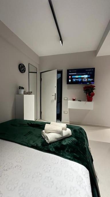 Host Apartament Elio Tirana Buitenkant foto