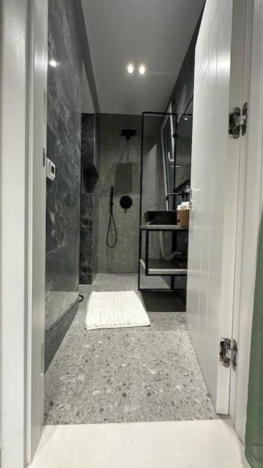 Host Apartament Elio Tirana Buitenkant foto