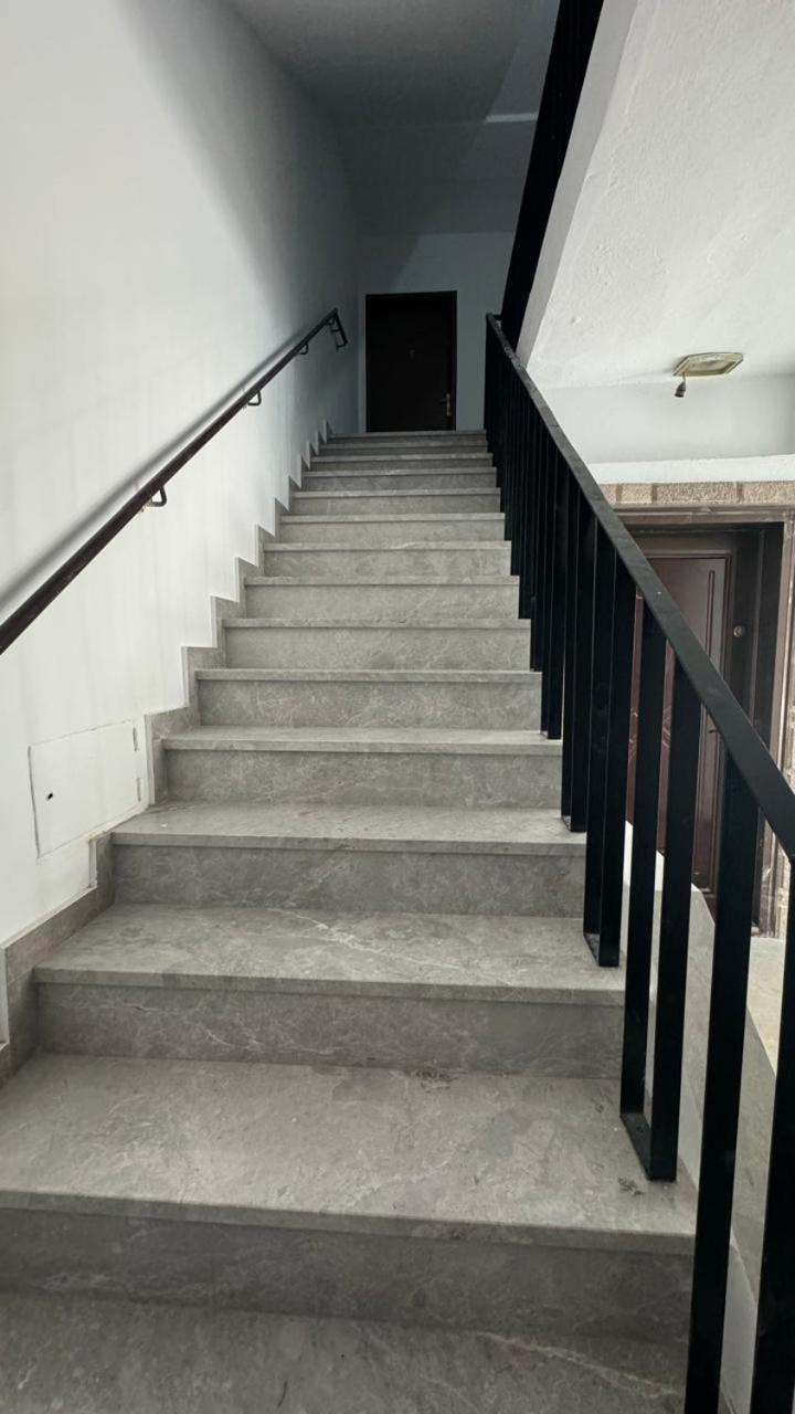 Host Apartament Elio Tirana Buitenkant foto