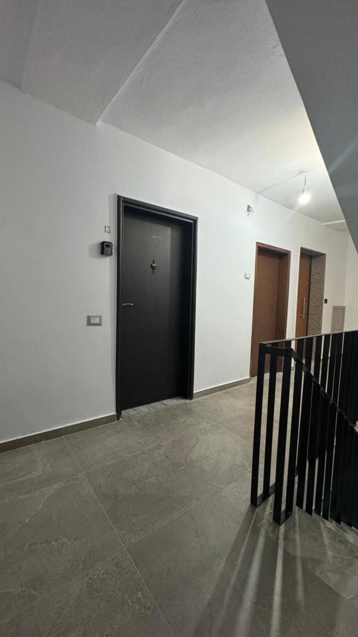 Host Apartament Elio Tirana Buitenkant foto