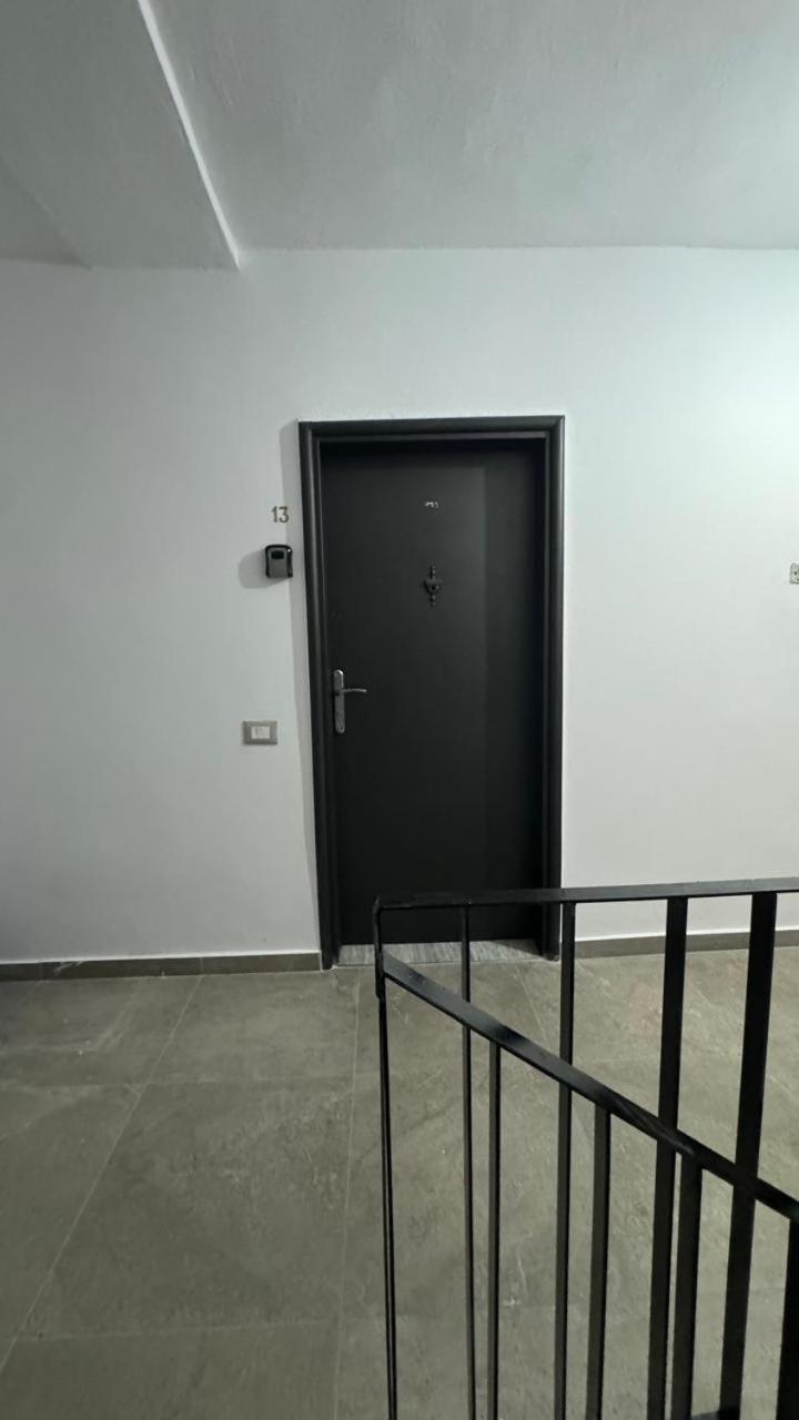 Host Apartament Elio Tirana Buitenkant foto