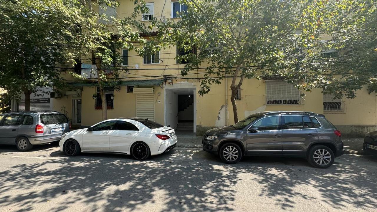 Host Apartament Elio Tirana Buitenkant foto